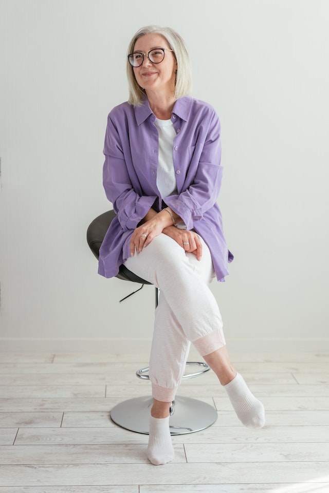 patiente atteinte du cancer souriante accompagné par la sophrologie